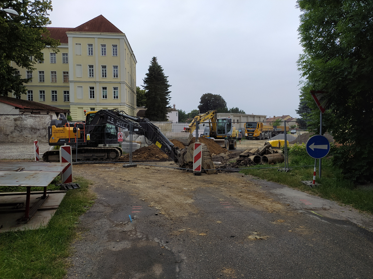 Rekonstrukce Jednotné kanalizace s asfaltovým povrchem v ulici za nemocnicí Obec Opařany